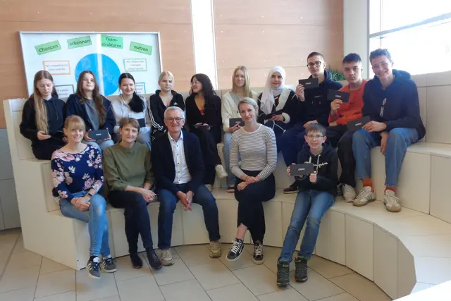 Danke an die Weinbergerschule Schülerinnen und Schüler der Weinbergerschule mit Lehrkräften, Mitarbeitenden der Diakonie und Past-Präsident des Lions Club