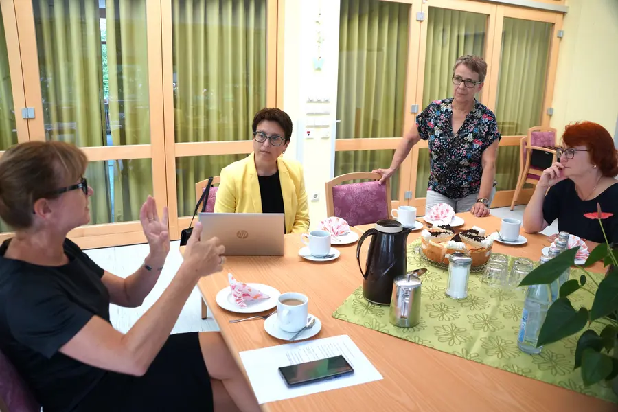 MdB Susanne Hierl im Gespräch mit Vorständin Dr. Elke Kaufmann, Dekanin Christiane Murner und Bereichsleitung Beate Völkl